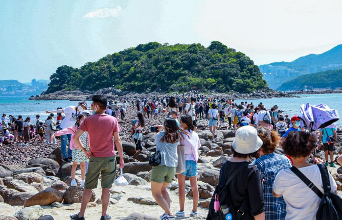 滿血復(fù)活！香港放寬防疫後，市民蜂擁出門