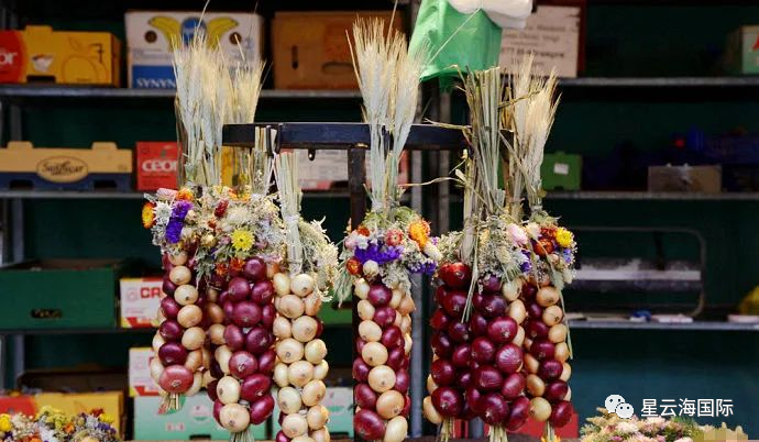 希臘新年習(xí)俗：砸石榴、掛洋蔥、好運(yùn)腳…