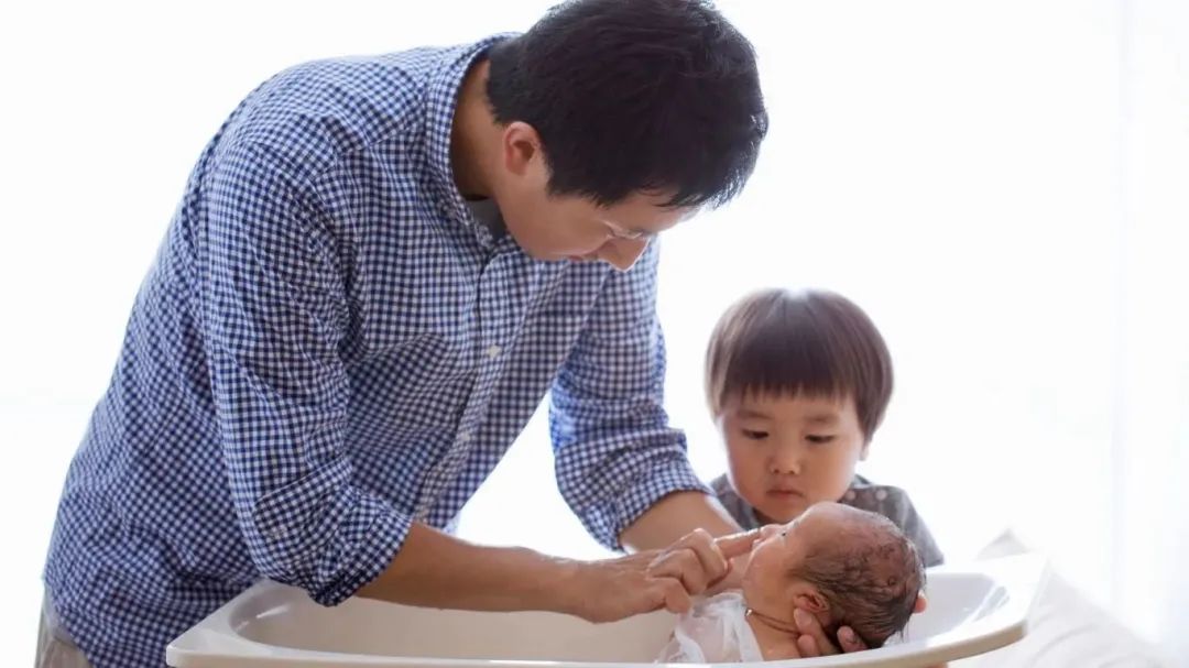 日本養(yǎng)娃福利：強(qiáng)制男性休陪產(chǎn)假，升級(jí)育兒補(bǔ)貼
