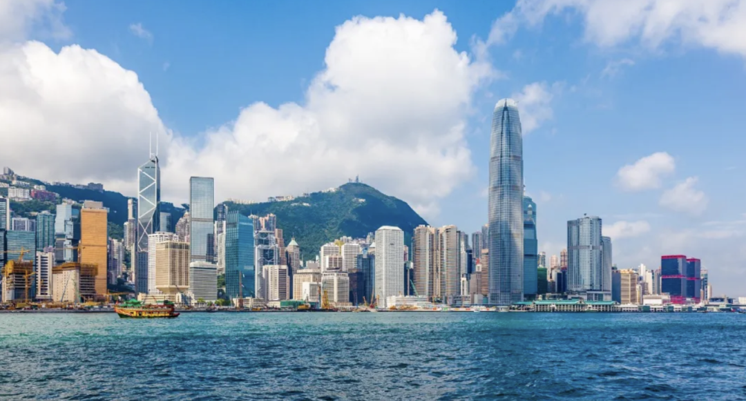 兩年間近40萬人欲移居香港，原因?yàn)楹危?></a>
				   </dt>
				   <dd>
				     <h5><a href=