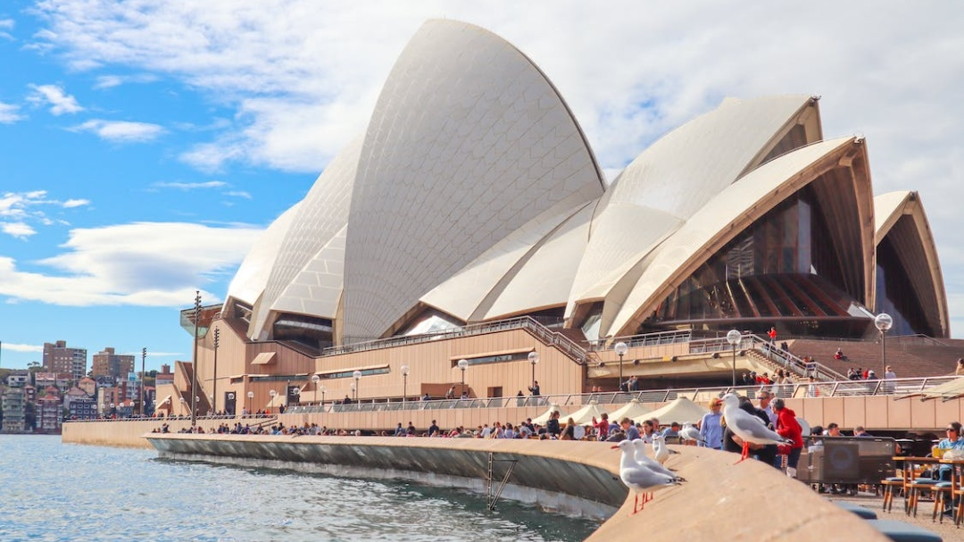 Australia shuts down golden visa, Canada cuts number of international students!